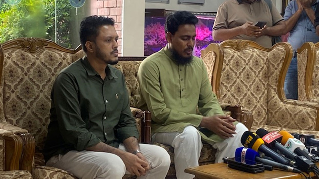 বেনাপোলে বন্যার্তদের সাহায্যের জন্য আলোর পথে’র পক্ষ থেকে-স্যালাইন-ঔষধ উপহার