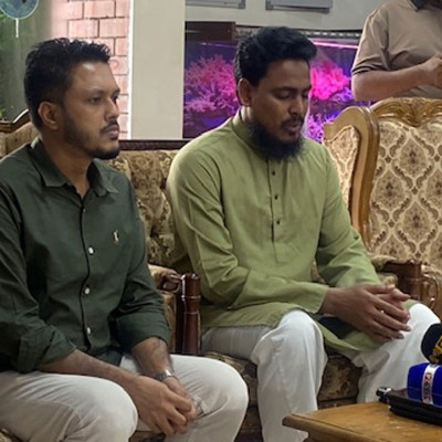 বেনাপোলে বন্যার্তদের সাহায্যের জন্য আলোর পথে’র পক্ষ থেকে-স্যালাইন-ঔষধ উপহার