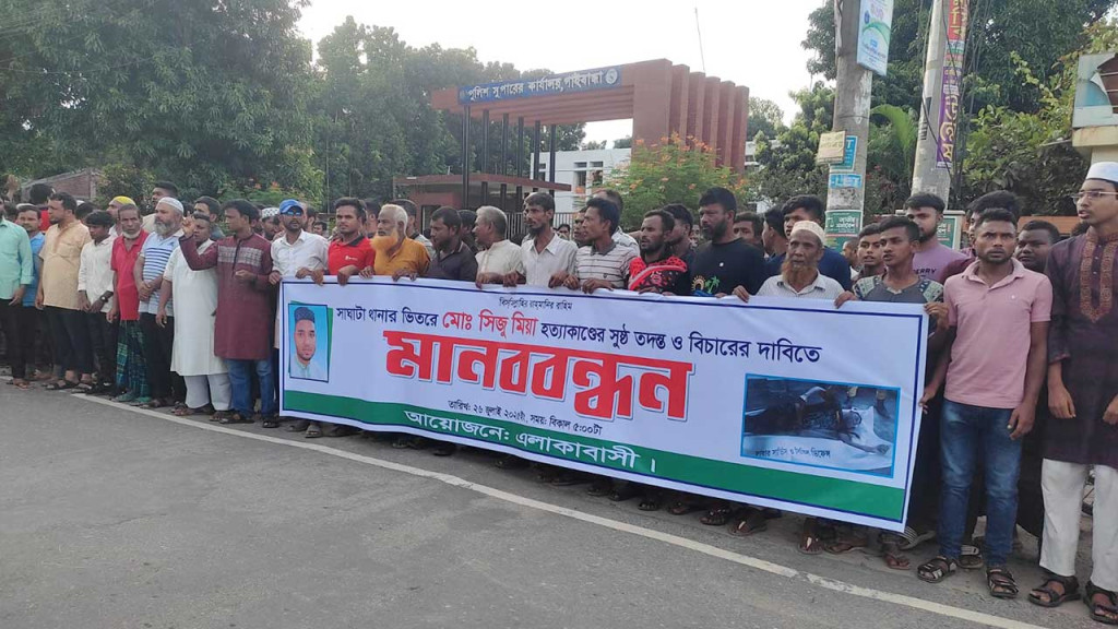 মাথা বের করে বিমানের জানালা পরিষ্কার করছেন পাইলট