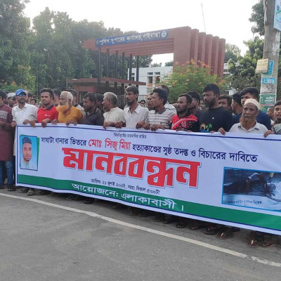 মাথা বের করে বিমানের জানালা পরিষ্কার করছেন পাইলট