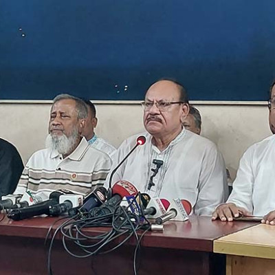 দুই দোকানসহ খাদে যাত্রীবাহী বাস