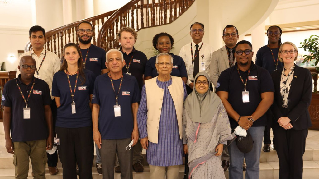 কনসার্ট চলাকালীন ‘তওবা তওবা’ গায়ককে জুতা নিক্ষেপ!