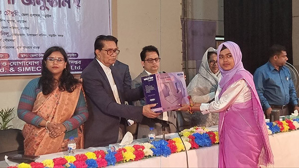 নড়াইলে শিক্ষার্থীদের মধ্যে ল্যাপটপ বিতরণ