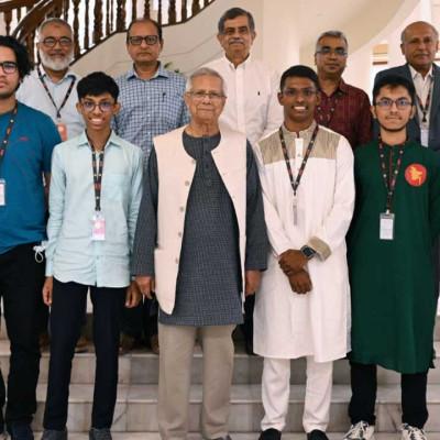 প্রধান উপদেষ্টার সঙ্গে সাক্ষাৎ করেছেন অলিম্পিয়াডে পদকজয়ী ছয় শিক্ষার্থী