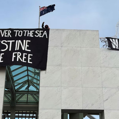 অস্ট্রেলিয়ার পার্লামেন্টের ছাদে ফিলিস্তিনের সমর্থনে ব্যানার