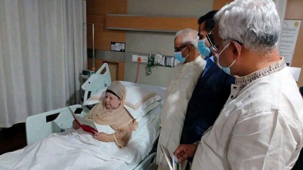 খালেদা জিয়াকে হাসপাতালে দাওয়াত পৌঁছে দিলেন ঐকমত্য কমিশনের সদস্যরা