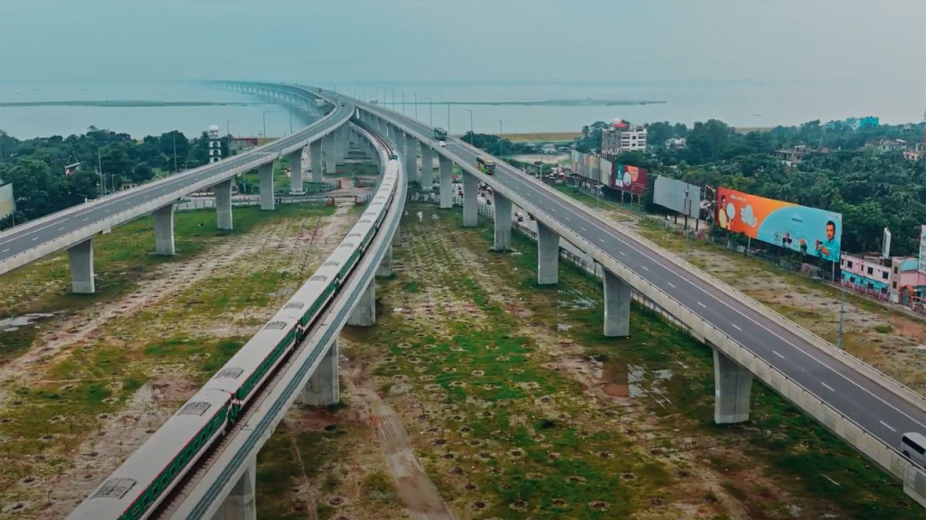 নওপাড়া ট্রলার ঘাটে সাইনবোর্ড লাগিয়ে ছাত্রছাত্রীদের কাজ থেকে বাড়তি ভাড়া আদায়