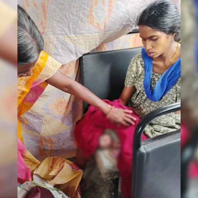 চলন্ত বাসে সন্তান প্রসব তরুণীর, এগিয়ে এলেন কন্ডাক্টর-যাত্রীরা