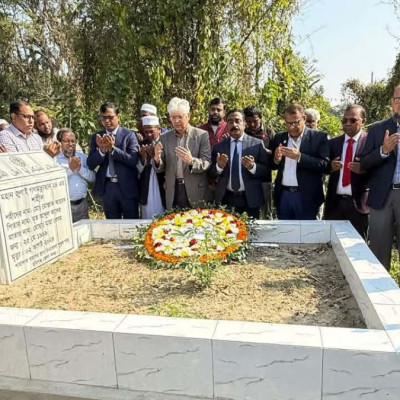 শহীদ মোস্তাক আহমেদের কবর জিয়ারত করলেন উপদেষ্টা আদিলুর রহমান