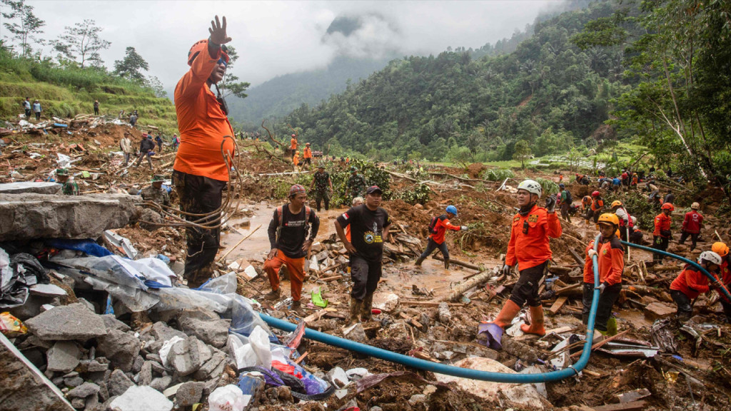 ইন্দোনেশিয়ায় ভয়াবহ ভূমিধসে নিহত ৭, নিখোঁজ ৮২