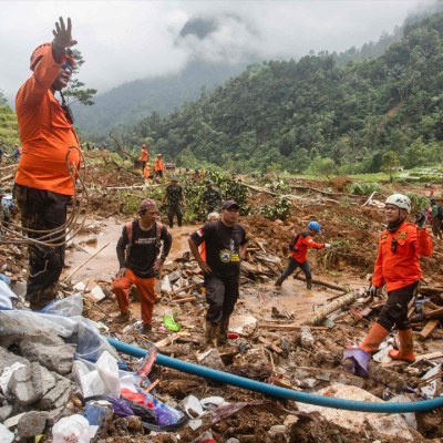 ইন্দোনেশিয়ায় ভয়াবহ ভূমিধসে নিহত ৭, নিখোঁজ ৮২