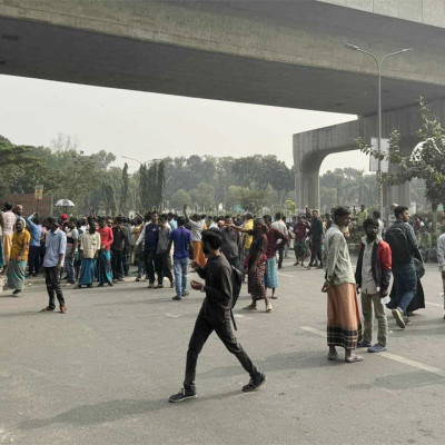 ঢাকায় আজও সড়ক অবরোধ করে বিক্ষোভ করছেন রিকশাচালকরা