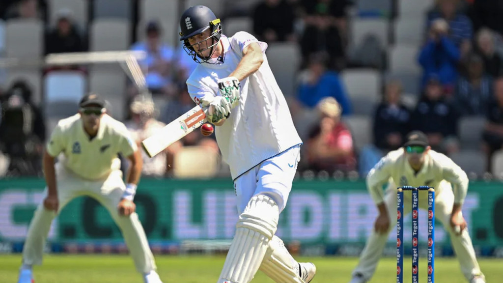 টেস্টে প্রথম ওভারে ছয় হাঁকিয়ে বিরল রেকর্ড ক্রাউলির