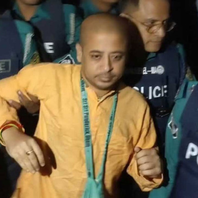 চিন্ময়ের জামিন শুনানি এগোতে বারবার ‘বেআইনি প্রক্রিয়ায়’ আবেদন