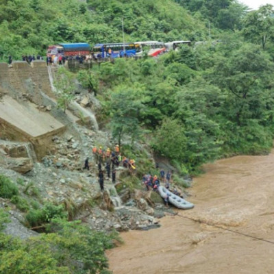 নেপালে আচমকা ভূমিধসে নদীতে ভেসে গেল দুটি বাস, নিখোঁজ অন্তত ৬৫