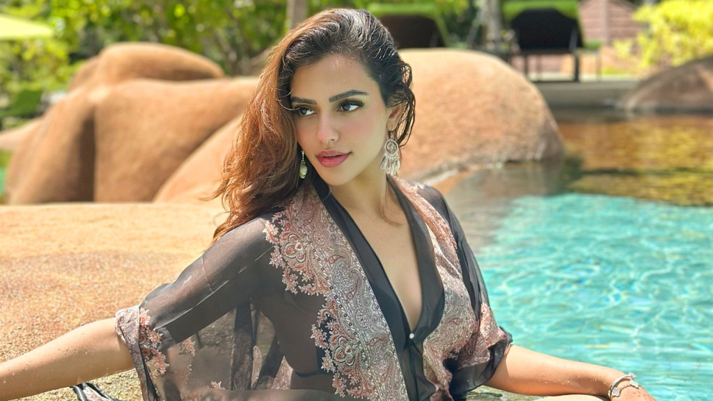 বিচে জলকেলিতে মেতেছেন নুসরাত ফারিয়া