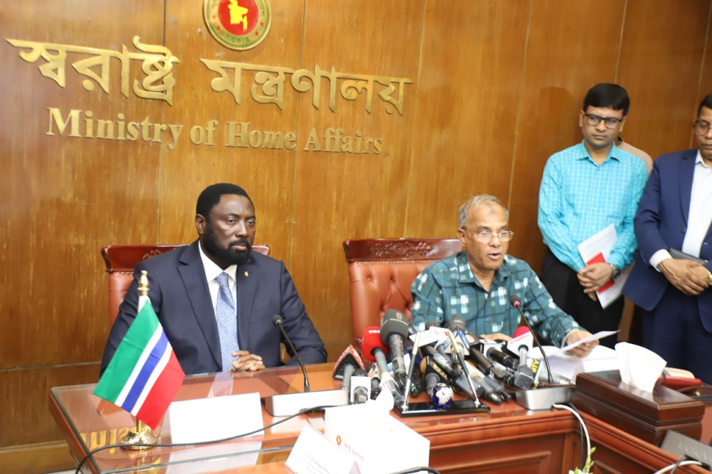 গাম্বিয়ার সঙ্গে ভিসা অব্যাহতি চুক্তি দ্বিপাক্ষিক সম্পর্ককে আরো গভীরতর করবে- স্বরাষ্ট্র উপদেষ্টা