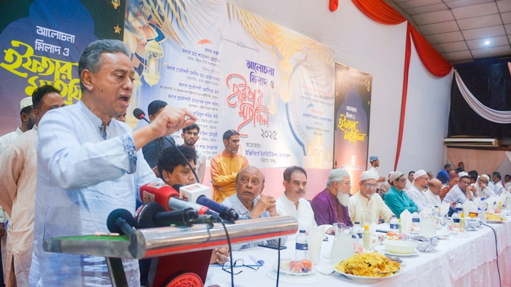 গণতন্ত্র ছাড়া প্রত্যেকটা দিন অতিবাহিত হচ্ছে : আমীর খসরু