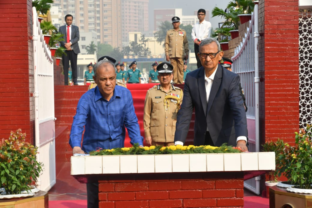 রাজারবাগ পুলিশ স্মৃতিসৌধে স্বরাষ্ট্র উপদেষ্টার শ্রদ্ধা নিবেদন