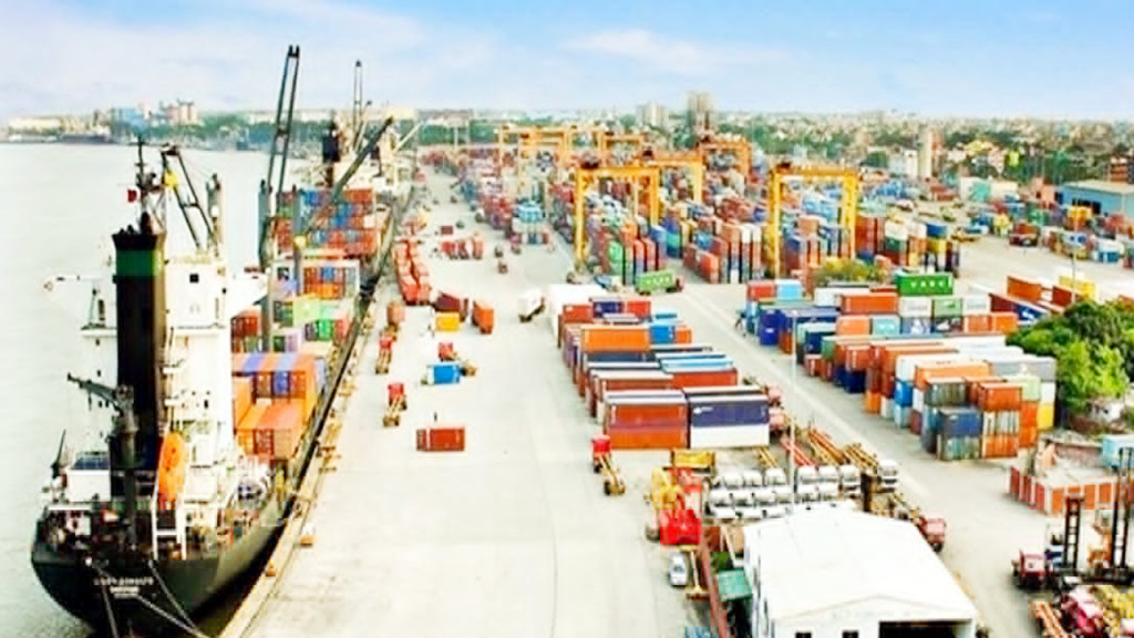 নড়াইলে দাবদাহ থেকে বাঁচতে ইস্তিসকার নামাজ আদায়