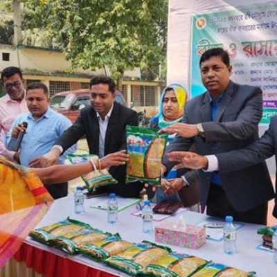 নড়াইলে কৃষকদের মাঝে বীজ- সার বিতরণ