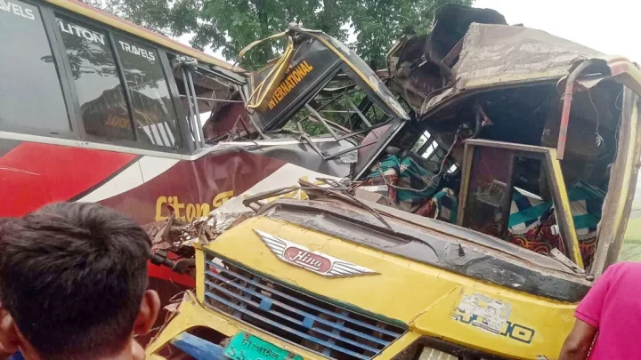 নড়াইলে দুই বাসের সংঘর্ষে নিহত ১, আহত ১৫