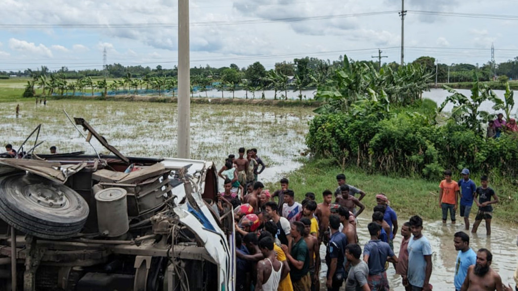 বিনামূল্যে ছাতা-খাবার স্যালাইন পাচ্ছেন ৩৫ হাজার রিকশাচালক