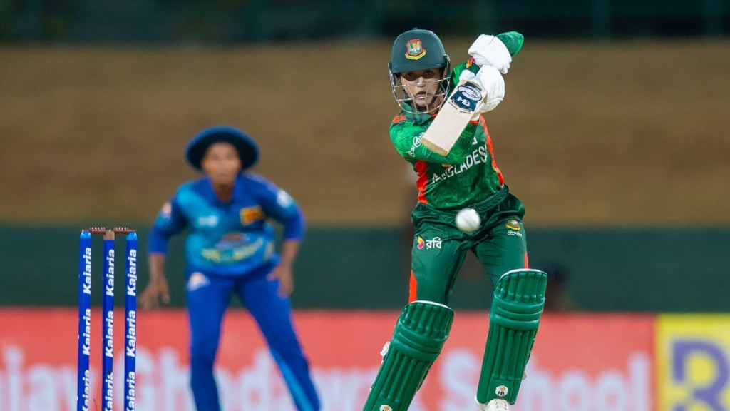 লোহাগড়ায় তীব্র দাবদাহে পথচারীদের মাঝে ঠান্ডা পানি ও শরবত বিতরণ