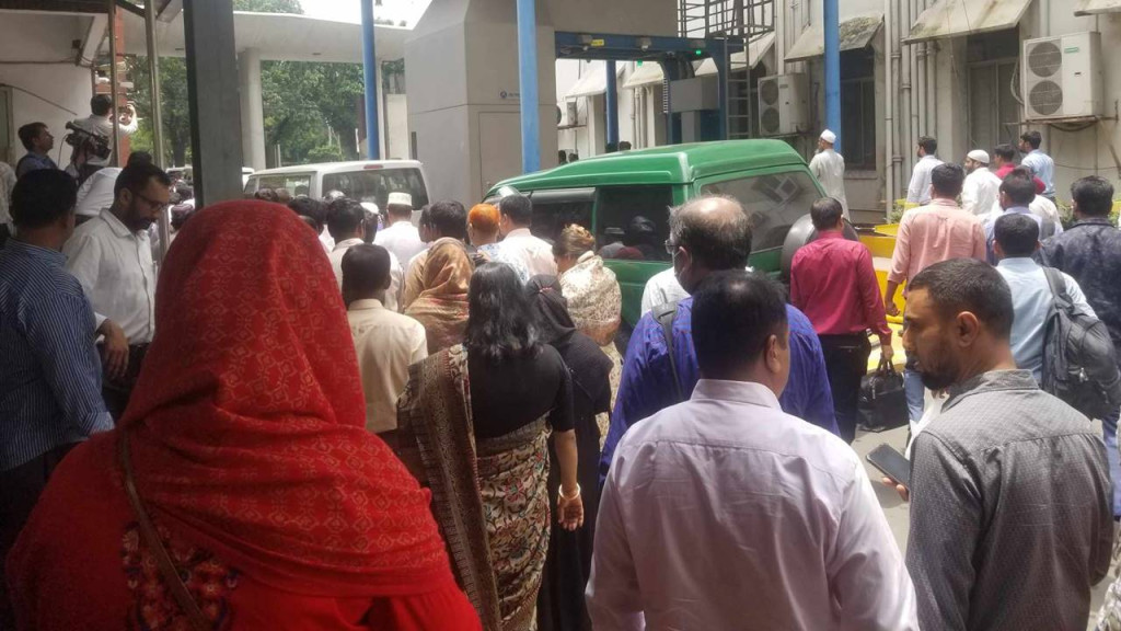 হঠাৎ সচিবালয় ছাড়ছেন কর্মকর্তা-কর্মচারীরা