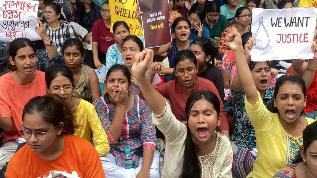 ফিলিস্তিনে ইসরাইলি গণহত্যা বন্ধে জবিতে বিক্ষোভ