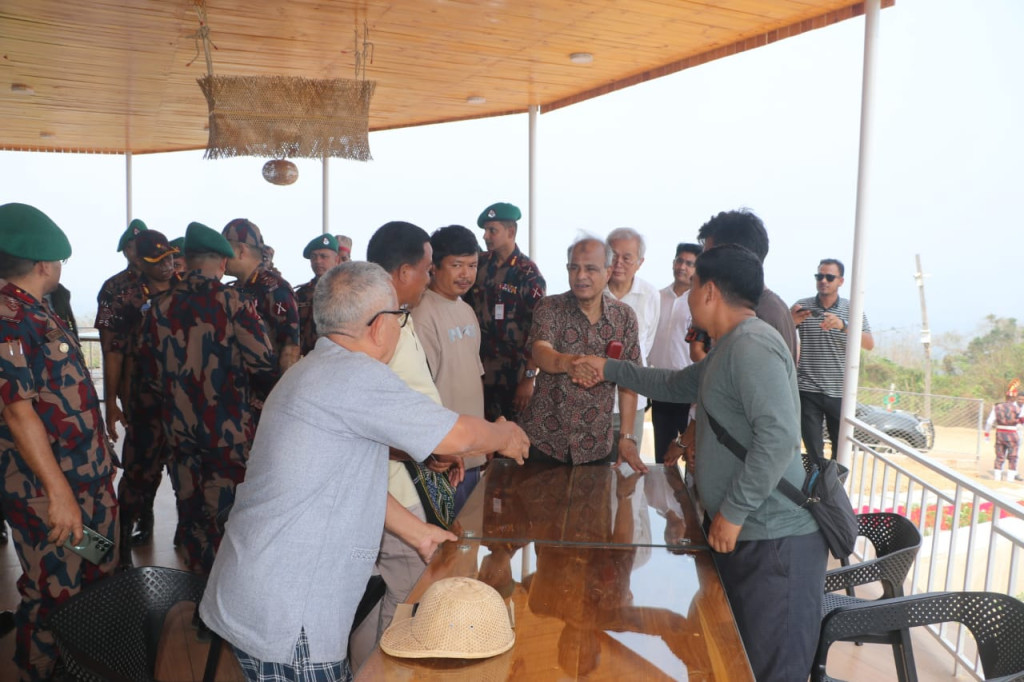 বিজিবি সদস্যদের সাথে ঈদ পরবর্তী শুভেচ্ছা বিনিময় স্বরাষ্ট্র উপদেষ্টার