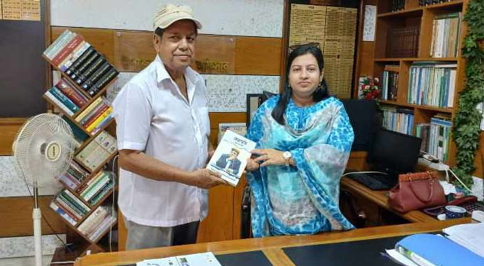 উপজেলা নির্বাহী অফিসারকে বই উপহার দিলেন- আব্দুর রউফ মান্নান