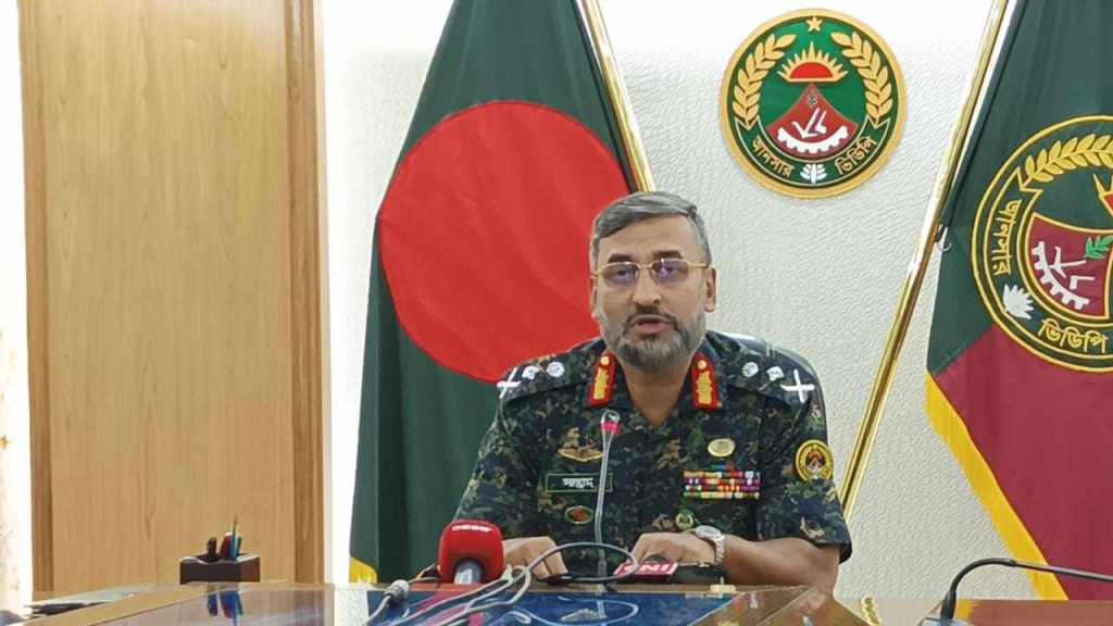 ডিবি কার্যালয়ে মামুনুল হক