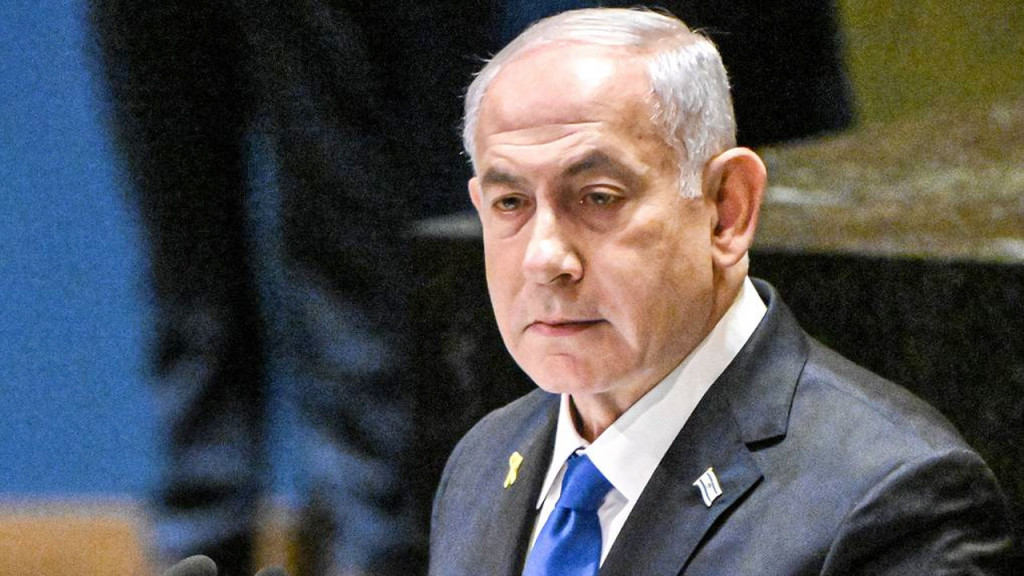 নোয়াখালীতে ৩০ মণ ইলিশ নিয়ে ফিরল এক ট্রলার