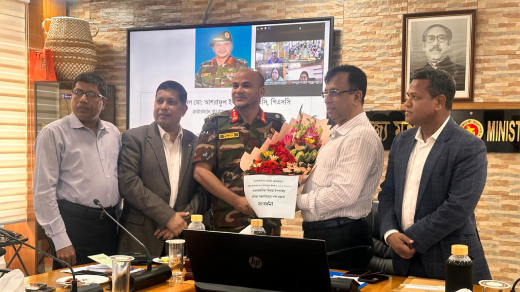 বিশ্বকাপে উইন্ডিজ কিংবদন্তিকে মেন্টর করতে মরিয়া পিসিবি