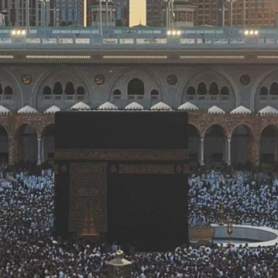 মক্কার কাবায় ইফতার করছেন সাধারণ মানুষ