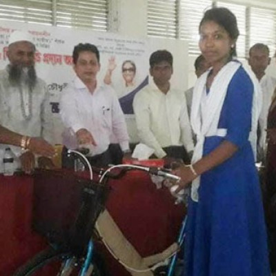 লোহাগড়ায় ক্ষুদ্র নৃগোষ্ঠীর মাঝে বসতঘর-সাইকেল প্রদান