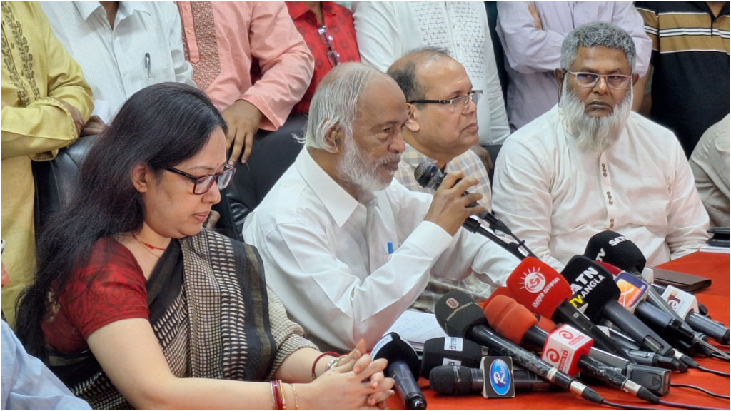 রাণীশংকৈলে স্বর্ণের খোঁজে মাটি খুঁড়ছেন কয়েক হাজার মানুষ