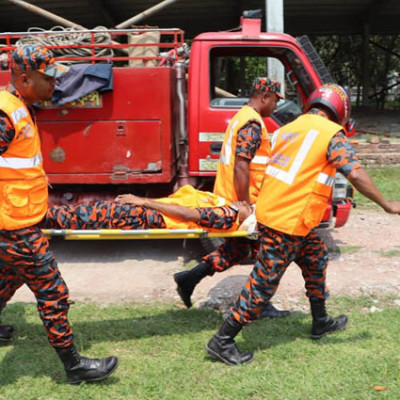 নড়াইলে ফায়ার সার্ভিসের জরুরি মুহূর্তে করণীয় বিষয়ে মহড়া