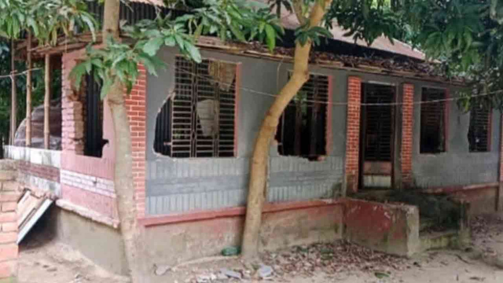 নড়াইলে হত্যাকাণ্ডের এক মাস পরও চলছে ভাঙচুর লুটপাট