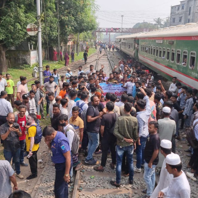 রাজবাড়ীতে রেলপথ আটকে ছাত্রদলের বিক্ষোভ