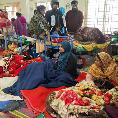 বরিশাল জেনারেল হাসপাতালে মেঝেতেই চলছে ডায়রিয়ার চিকিৎসা