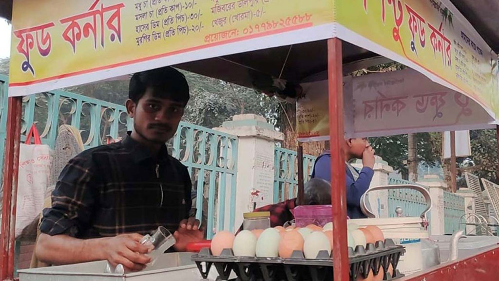 মুখরোচক খাবার বিক্রি করেই চলে পিন্টুর লেখাপড়া