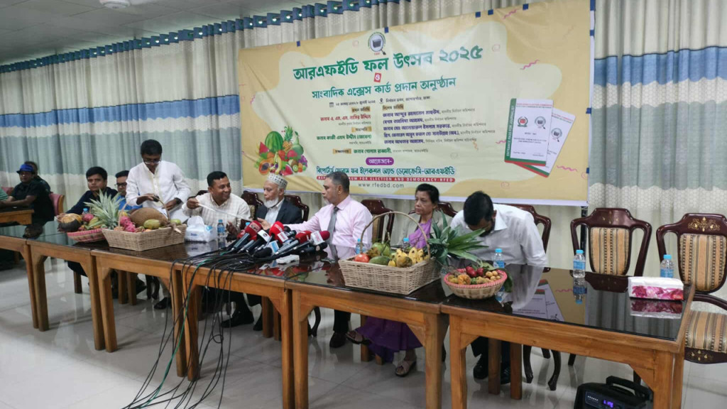 সন্তানের মরদেহ কোলে নিয়ে হাসপাতালের সিঁড়িতে মায়ের বিলাপ