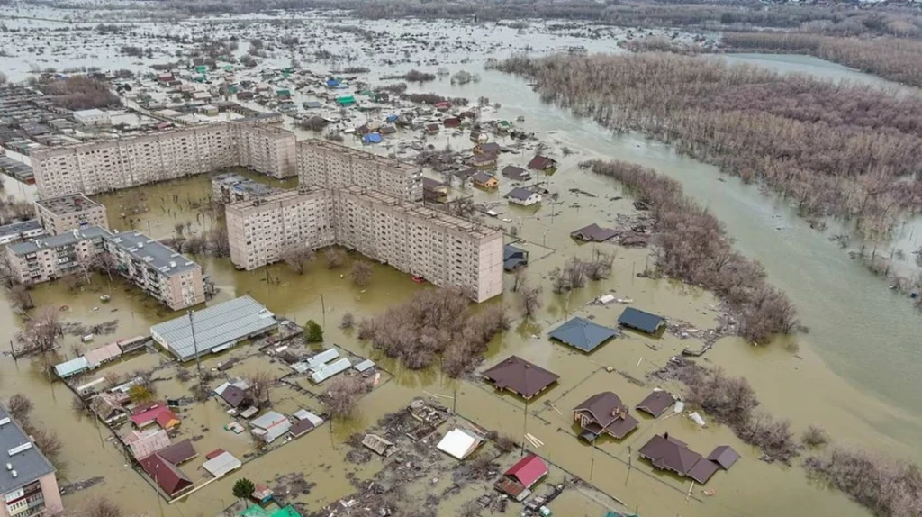 রাশিয়ায় ভয়াবহ বন্যা, শহর ছাড়ছে হাজার হাজার মানুষ