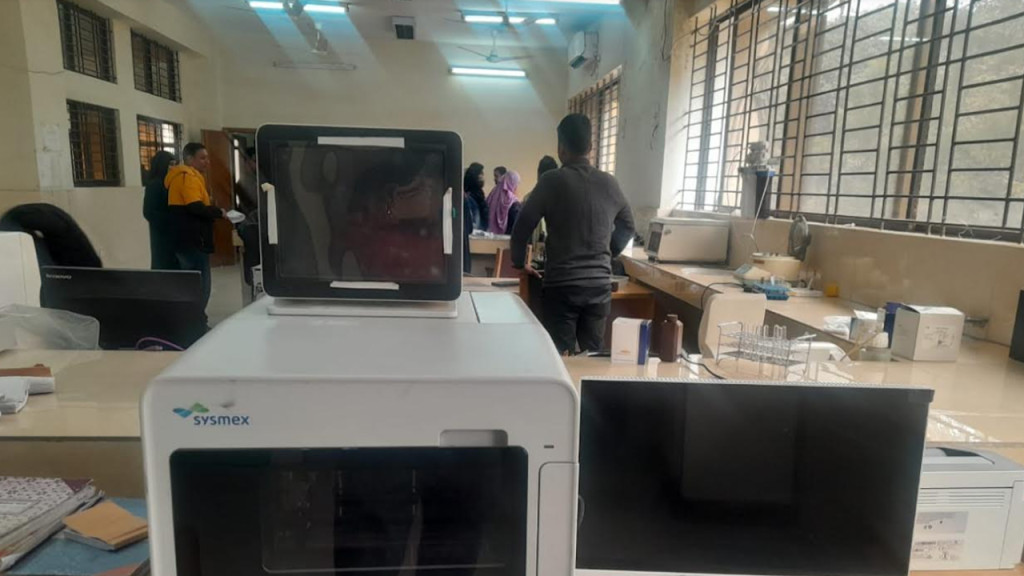 ঠাকুরগাঁওয়ে বিকল পড়ে আছে রক্ত পরীক্ষার মেশিন, বিড়ম্বনায় রোগীরা