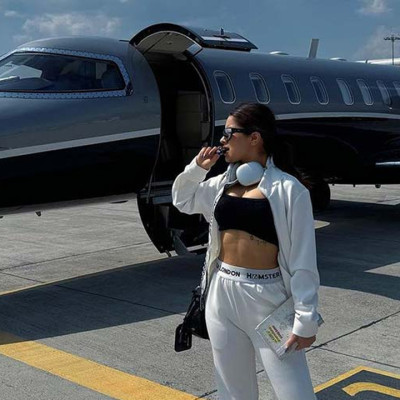 ২২ বছর বয়সে ব্যক্তিগত প্লেন কেনা কে এই অভিনেত্রী?