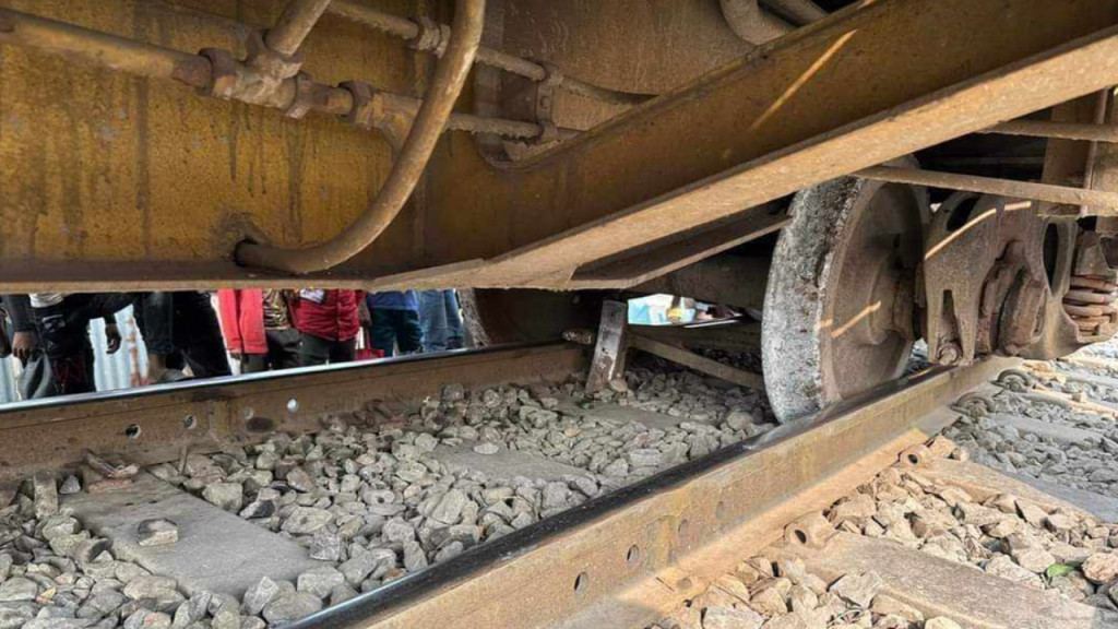 উত্তরার আব্দুল্লাহপুরে মালবাহী ট্রেনের বগি লাইনচ্যুত