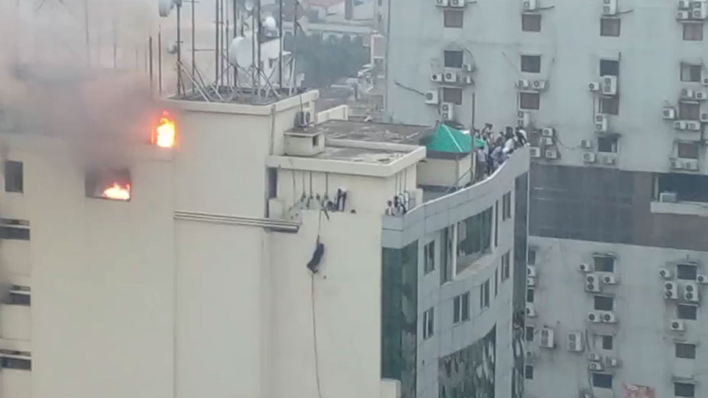 মহাখালীতে বহুতল ভবনে আগুন, আটকা বহু মানুষ