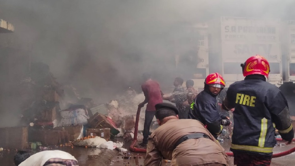 ৪০ মিনিটেরও বেশি সময় পর এসএ পরিবহন কার্যালয়ের আগুন নিয়ন্ত্রণে